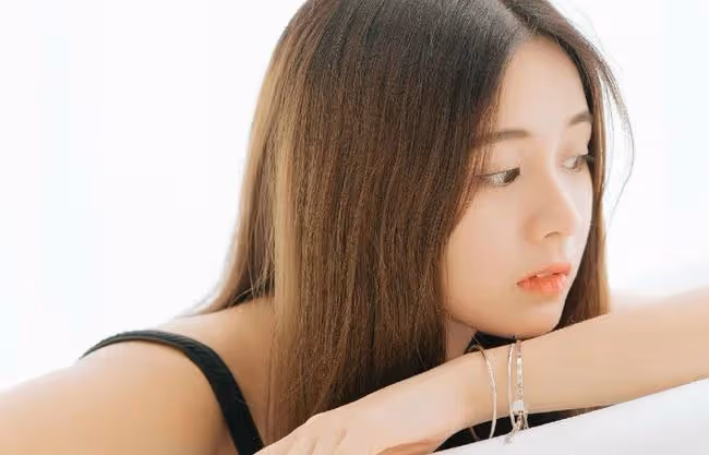 前腳剛分手,他就來瘋狂像我索取,唇冰冰的,動作沒有半點兒溫柔