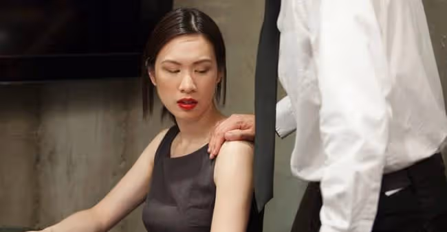 結婚八年,老公為圖刺激在辦公室搞女人,黏糊糊的紙巾就是證據