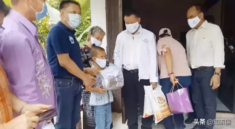 和3個老人一起生活!泰國10歲男孩「一人扛家計」 疫情期間在「街頭賣菜」不忘恩情:有錢一定還你