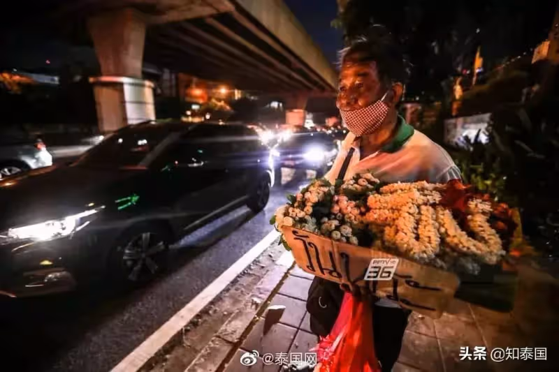 和3個老人一起生活!泰國10歲男孩「一人扛家計」 疫情期間在「街頭賣菜」不忘恩情:有錢一定還你