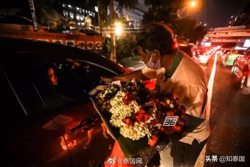 和3個老人一起生活！泰國10歲男孩「一人扛家計」　疫情期間在「街頭賣菜」不忘恩情：有錢一定還你