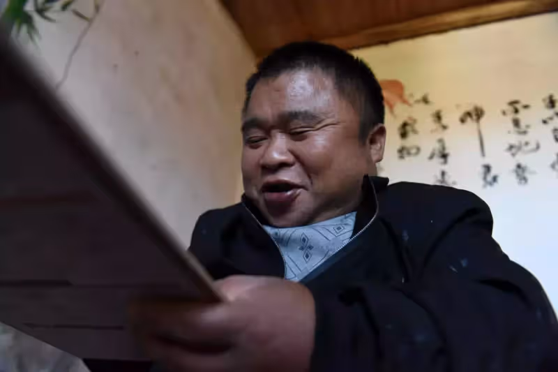 小身材撐起一個家!身高1.2M哥哥「養3000隻鴨」為2弟弟蓋樓娶妻 「做兄弟不分家」被讚爆:好大哥