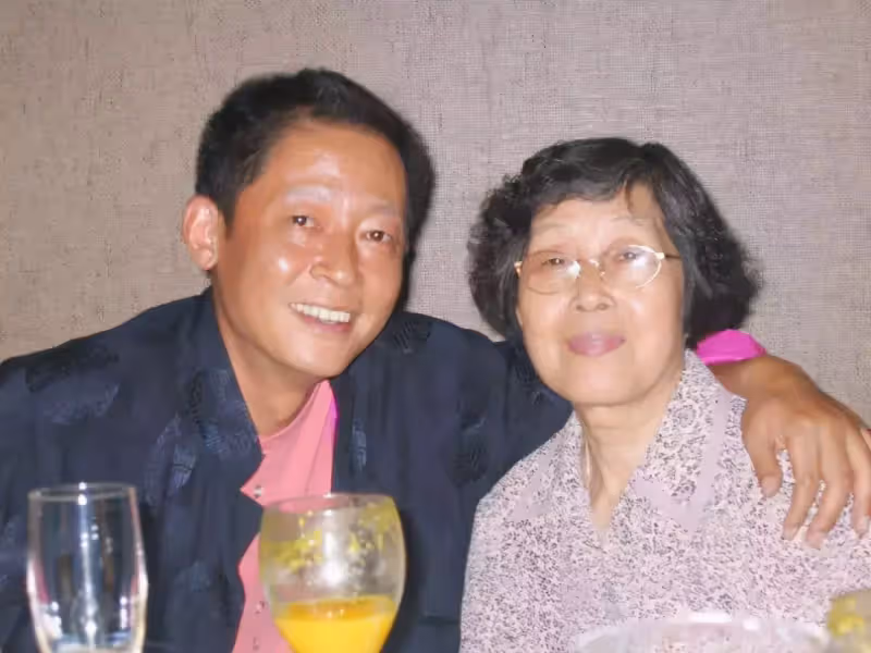 賺10元要給媽8元！母親「守寡41年拉扯3子」　兒子成名後「將媽搬回家照顧」母子情催人淚下