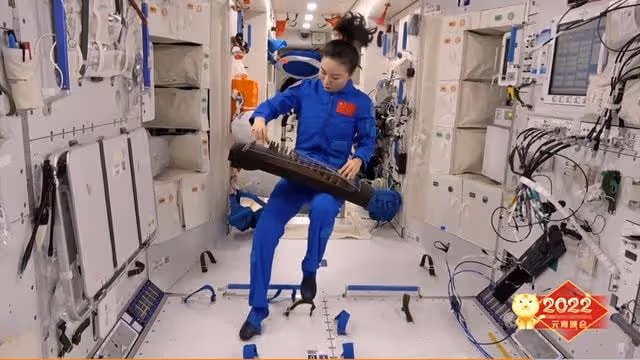 元宵晚會亮點合集:中國女足齊唱鏗鏘玫瑰,baby假唱痕跡太明顯