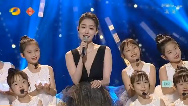 元宵晚會亮點合集:中國女足齊唱鏗鏘玫瑰,baby假唱痕跡太明顯