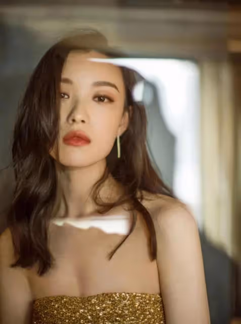 倪妮當年被張藝謀一眼相中的原因，她身上的美勾人心魄