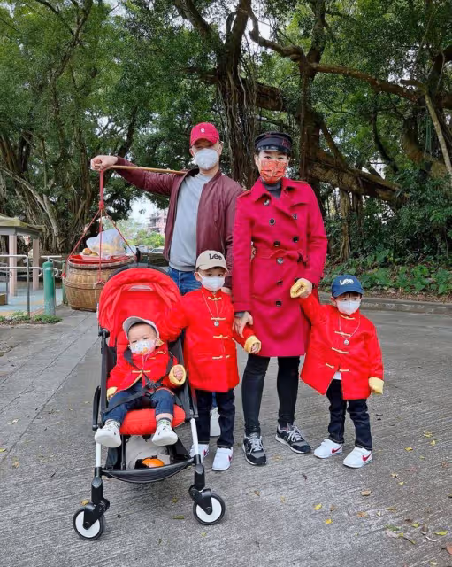 胡杏兒一家元宵回農村祭祖!夫妻挑扁擔,3子穿唐裝戴翡翠顯隆重