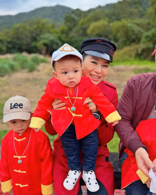 胡杏兒一家元宵回農村祭祖!夫妻挑扁擔,3子穿唐裝戴翡翠顯隆重