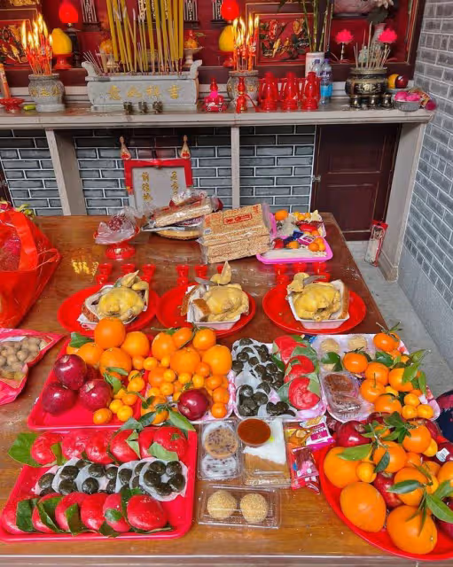 胡杏兒一家元宵回農村祭祖!夫妻挑扁擔,3子穿唐裝戴翡翠顯隆重