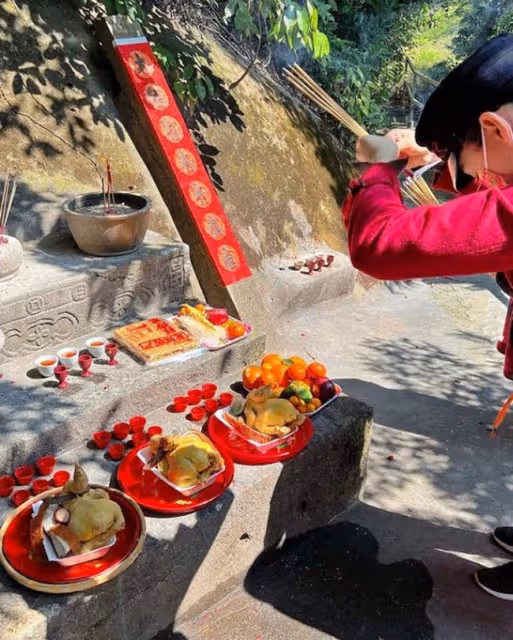 胡杏兒一家元宵回農村祭祖!夫妻挑扁擔,3子穿唐裝戴翡翠顯隆重