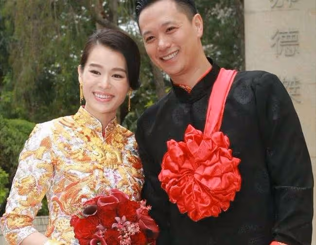 胡杏兒一家元宵回農村祭祖!夫妻挑扁擔,3子穿唐裝戴翡翠顯隆重