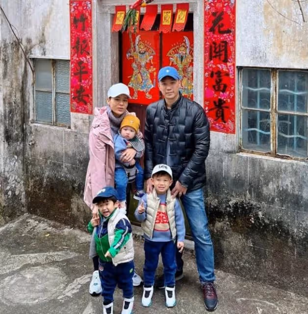 胡杏兒一家元宵回農村祭祖!夫妻挑扁擔,3子穿唐裝戴翡翠顯隆重