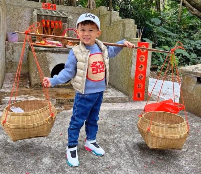胡杏兒一家元宵回農村祭祖!夫妻挑扁擔,3子穿唐裝戴翡翠顯隆重