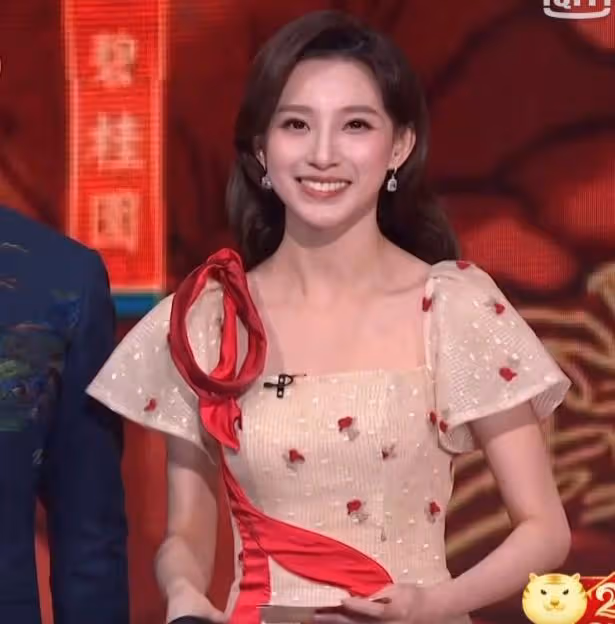 馬凡舒驚艷全場,張小斐美上熱搜,都比不過這群「鏗鏘玫瑰」