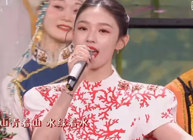 馬凡舒驚艷全場,張小斐美上熱搜,都比不過這群「鏗鏘玫瑰」