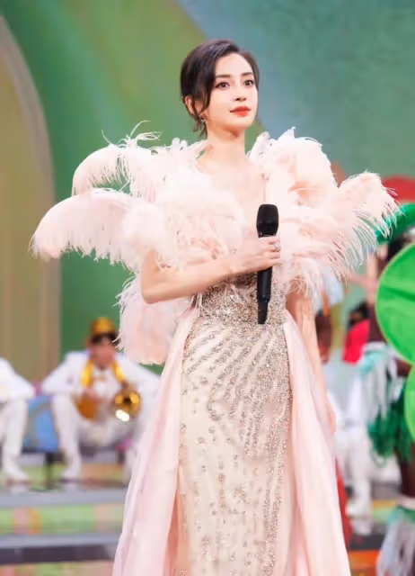 馬凡舒驚艷全場,張小斐美上熱搜,都比不過這群「鏗鏘玫瑰」