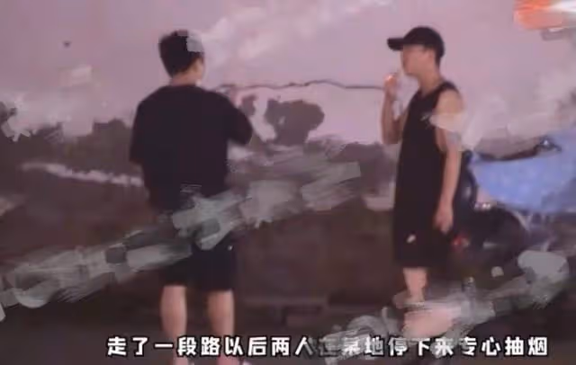 王思聰出街被偶遇,與美女搭肩兩人一般高,當街吐口水不顧罰款