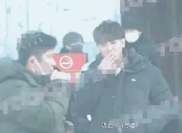 王思聰出街被偶遇,與美女搭肩兩人一般高,當街吐口水不顧罰款