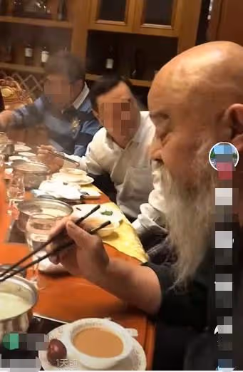 67歲李琦得糖尿病仍拚命喝,怒目圓睜與人勸酒,飯桌上擺大盤海參