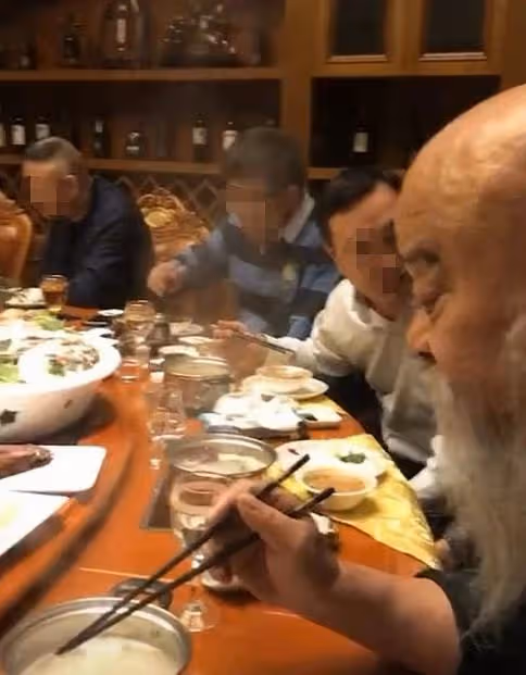 67歲李琦得糖尿病仍拚命喝,怒目圓睜與人勸酒,飯桌上擺大盤海參
