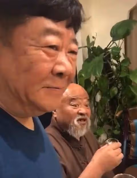 67歲李琦得糖尿病仍拚命喝,怒目圓睜與人勸酒,飯桌上擺大盤海參