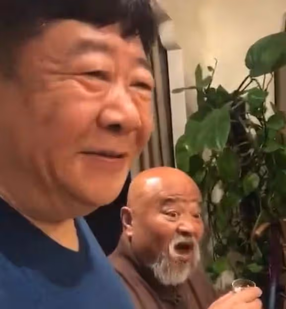 67歲李琦得糖尿病仍拚命喝,怒目圓睜與人勸酒,飯桌上擺大盤海參