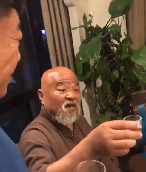 67歲李琦得糖尿病仍拚命喝,怒目圓睜與人勸酒,飯桌上擺大盤海參
