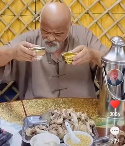67歲李琦得糖尿病仍拚命喝,怒目圓睜與人勸酒,飯桌上擺大盤海參