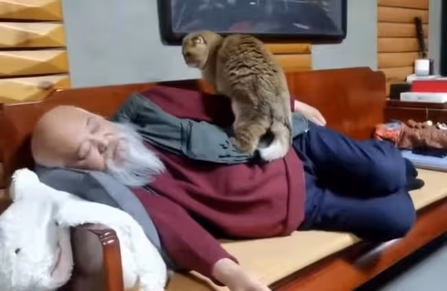 67歲李琦得糖尿病仍拚命喝,怒目圓睜與人勸酒,飯桌上擺大盤海參