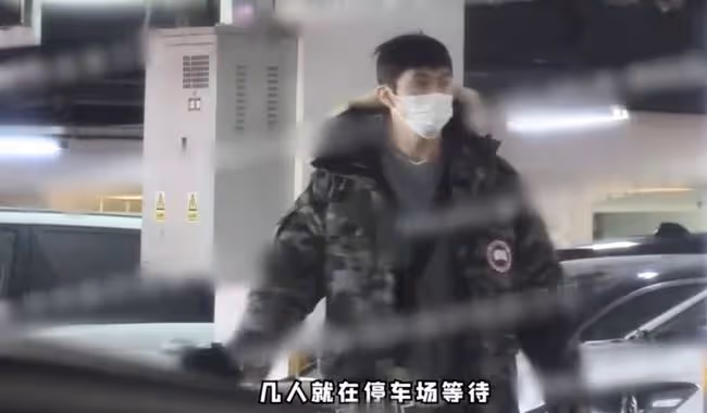 39歲男星與神秘美女外出逛街,舉止親密疑見家長,兩年前被拍同框