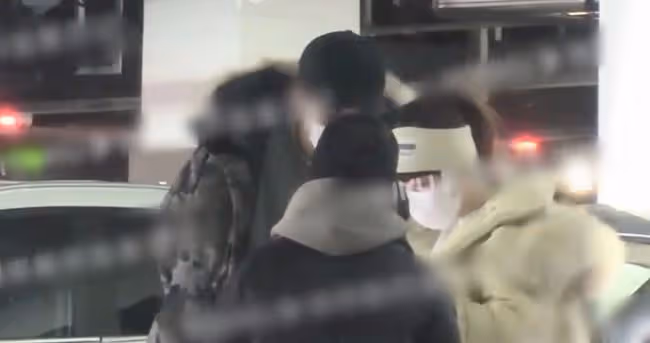 39歲男星與神秘美女外出逛街,舉止親密疑見家長,兩年前被拍同框