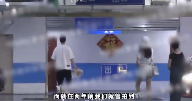 39歲男星與神秘美女外出逛街,舉止親密疑見家長,兩年前被拍同框