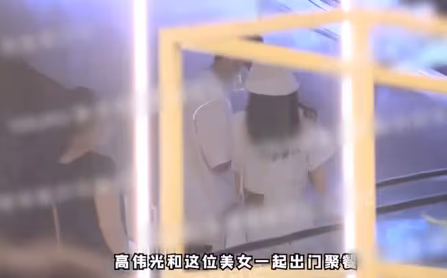 39歲男星與神秘美女外出逛街,舉止親密疑見家長,兩年前被拍同框