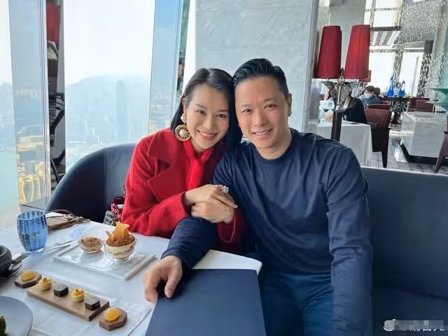 胡杏兒隨老公回村祭祖,穿紅衣挑扁擔如當地人,膚色蠟黃有年齡感