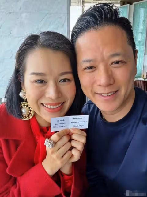 胡杏兒隨老公回村祭祖,穿紅衣挑扁擔如當地人,膚色蠟黃有年齡感