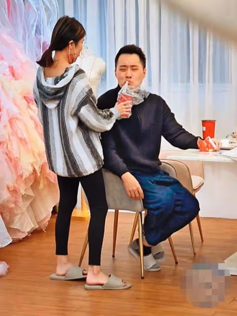37歲男星被曝好事將近!與小12歲女友十指緊扣挑婚紗,交往已4年