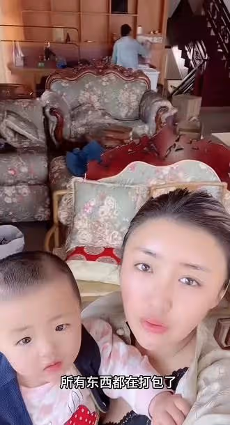 嬌嬌稱被趕盡殺絕!抱女兒搬離豪宅太憔悴,控訴趙本山視頻全刪除