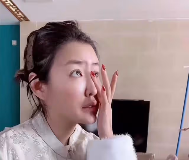 嬌嬌稱被趕盡殺絕!抱女兒搬離豪宅太憔悴,控訴趙本山視頻全刪除