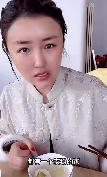 嬌嬌稱被趕盡殺絕!抱女兒搬離豪宅太憔悴,控訴趙本山視頻全刪除