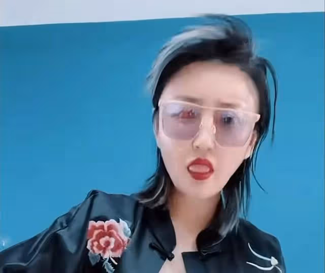 嬌嬌稱被趕盡殺絕!抱女兒搬離豪宅太憔悴,控訴趙本山視頻全刪除
