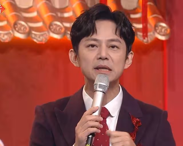 湖南台元宵晚會主持人狀態翻車，何炅疲憊沈夢辰臉僵，尷尬的要死