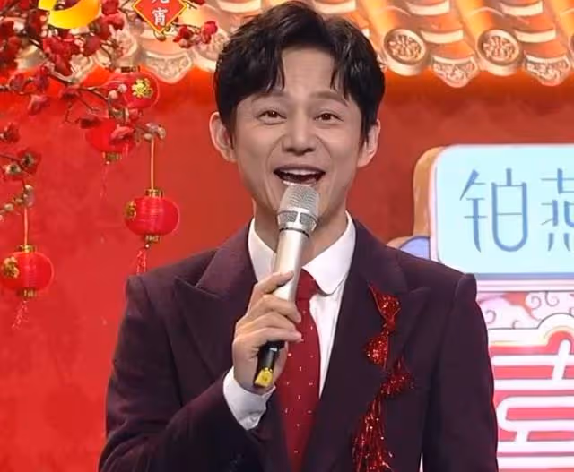 湖南台元宵晚會主持人狀態翻車，何炅疲憊沈夢辰臉僵，尷尬的要死