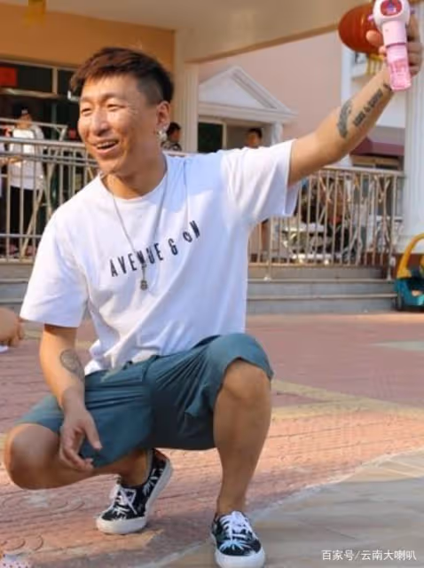 胡海泉為23年老搭檔慶生，卻遭網友指責：還敢為涉毒藝人站台？