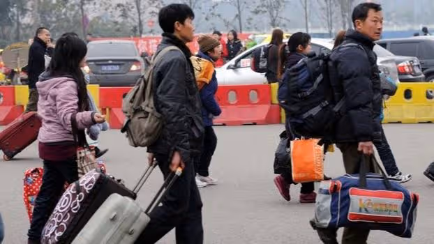 他倆輟學後自甘墮落,樑上燕子開口罵人,他倆幡然醒悟