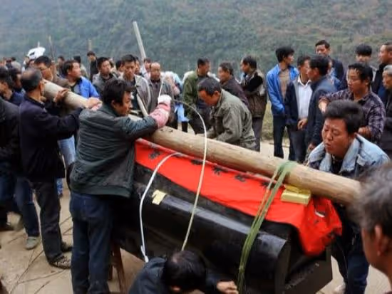 村裡沒有人認為李寡婦是個女人,她死後,村長在墳上給她立了塊碑