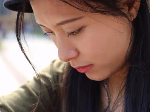 老劉是工廠里最老實的人,那天,他將菜刀架在車間主任的脖子上