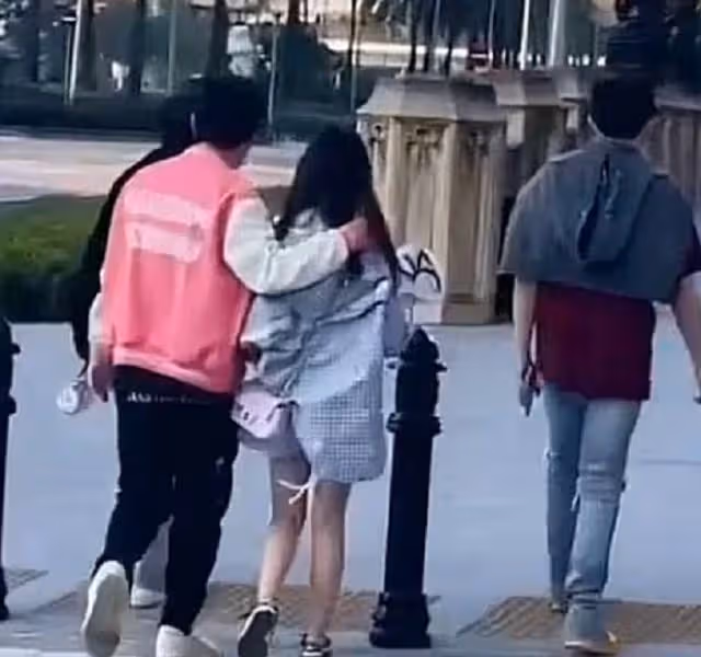 王思聰與網紅過情人節!吃80元路邊攤送上萬包和玫瑰,還當街摟抱