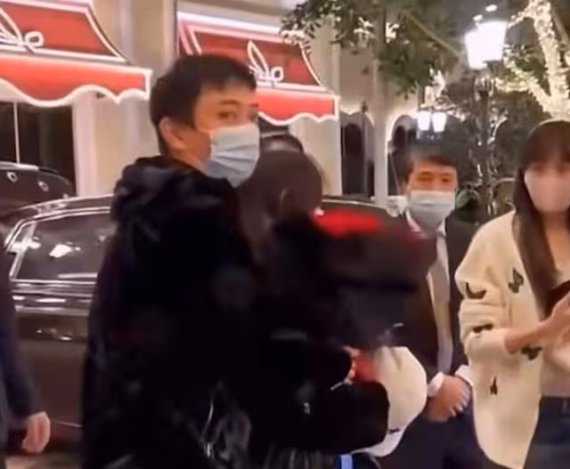 王思聰與網紅過情人節!吃80元路邊攤送上萬包和玫瑰,還當街摟抱