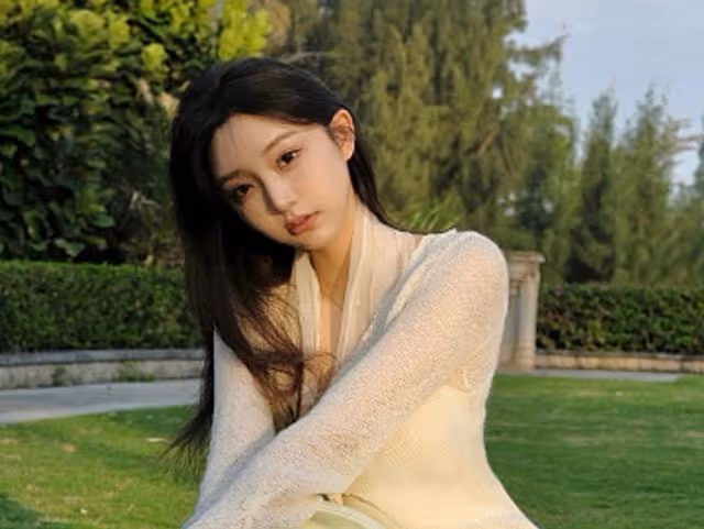 王思聰與網紅過情人節!吃80元路邊攤送上萬包和玫瑰,還當街摟抱