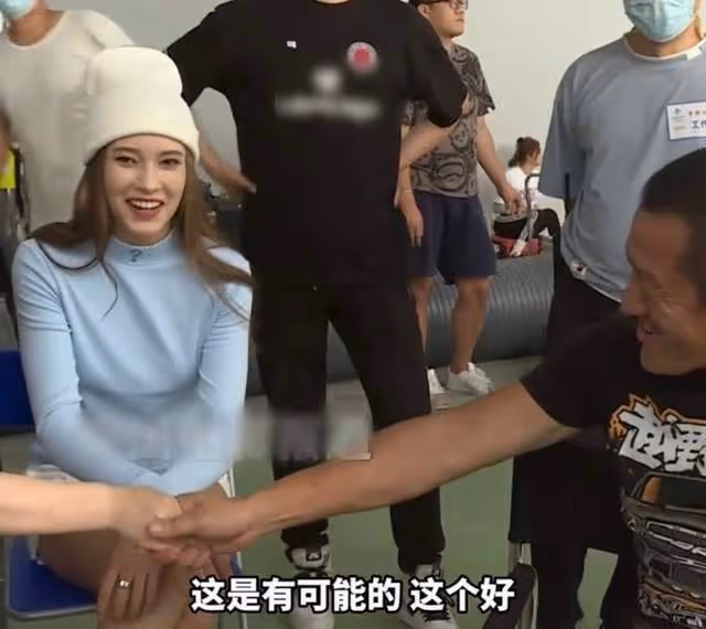 谷愛凌被導演丁晟約戲,面露難色顯猶豫,網友反對其進娛樂圈